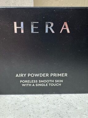 Hera Collection Airy Powder Primer — Black